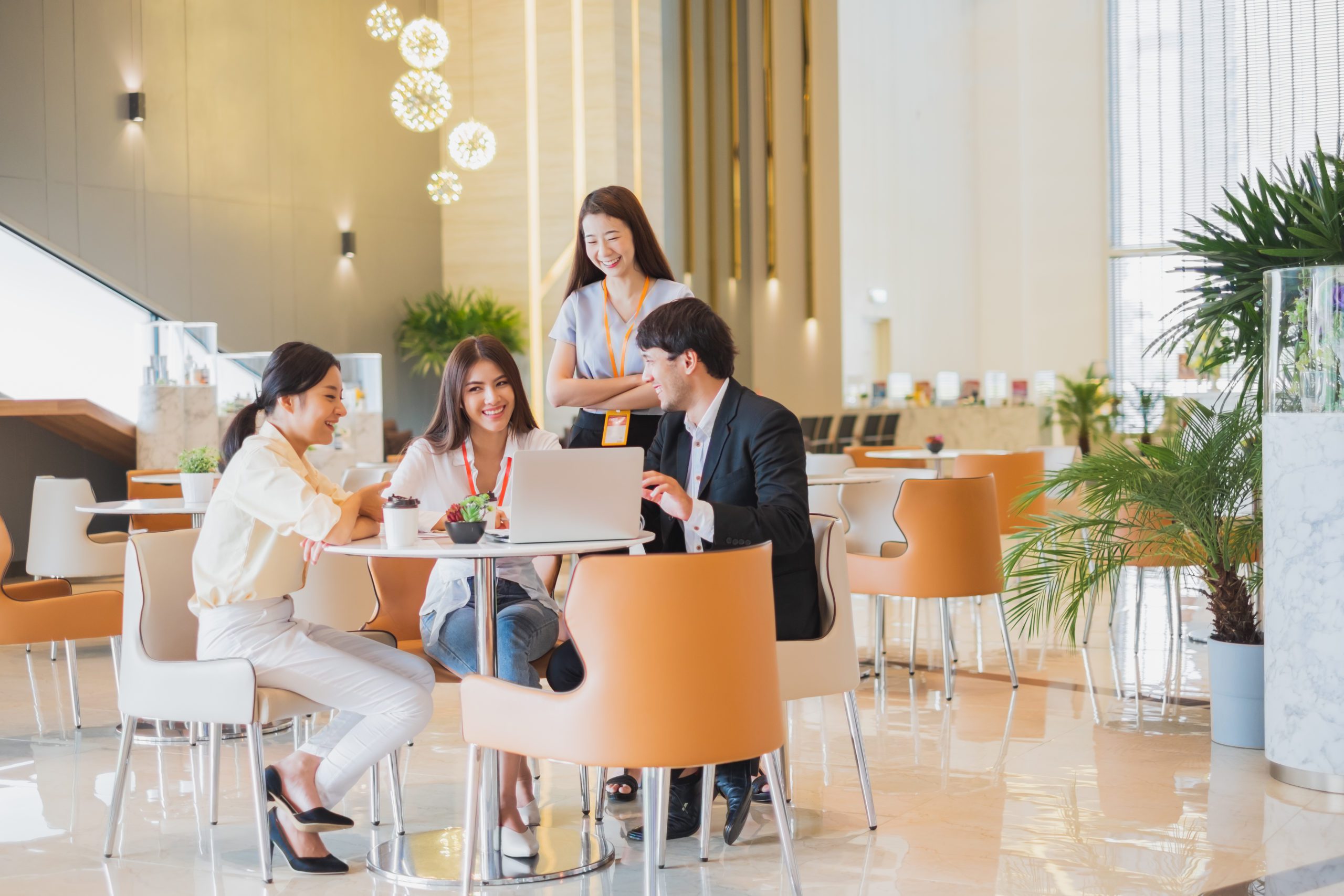 미주 사업 보험 알아보는 사업가들